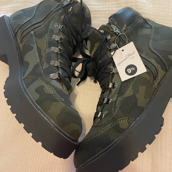 Universal Thread Camo Lug Sole Boot - Picture 2 of 6